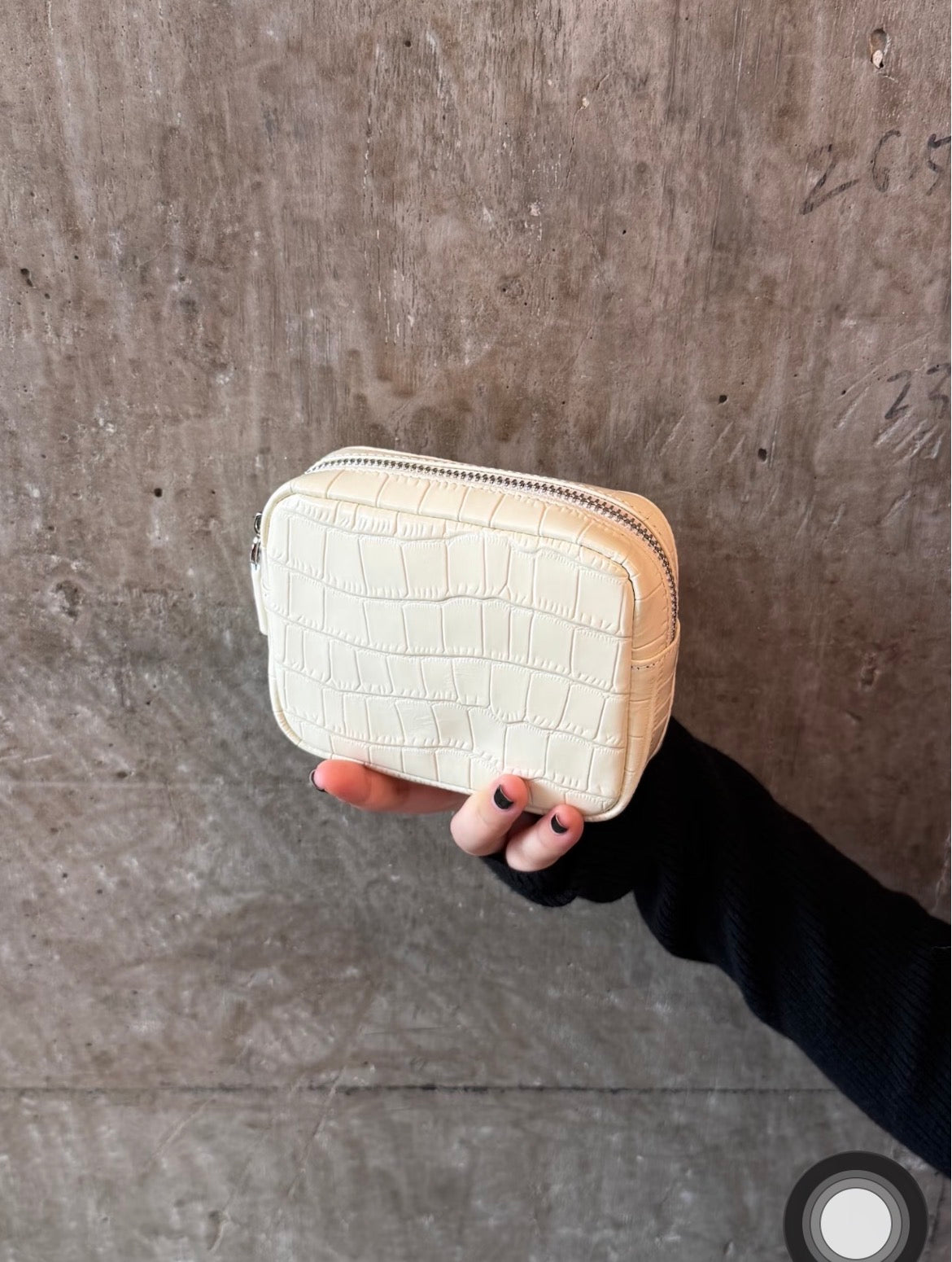 Vetra Croc Pouch