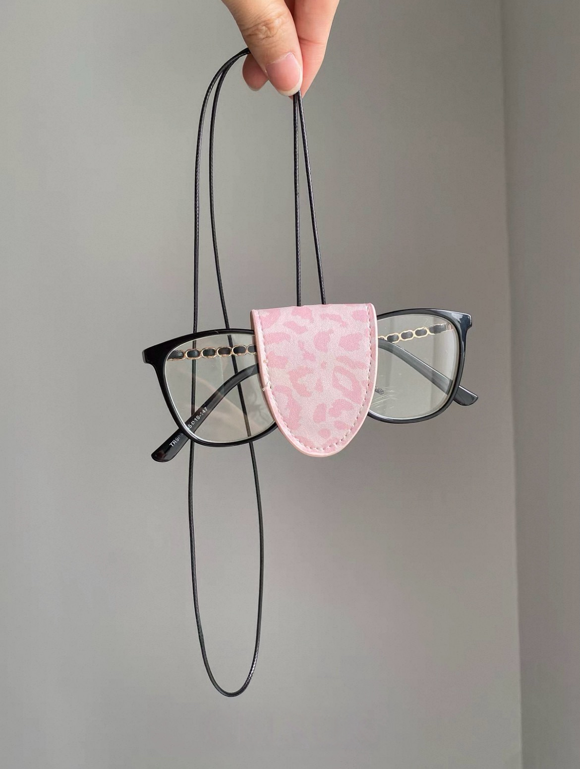 Sunglasses clip